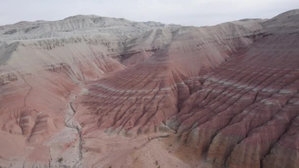 Kolorowe Wysokie Góry Kanion Gliny Duży Wąwóz Różnymi Skałami Różnymi — Wideo stockowe