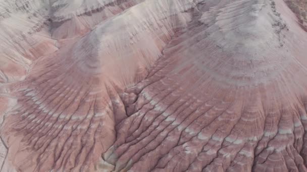 Renkli Yüksek Dağlar Balçıktan Yapılmış Bir Kanyon Farklı Taşları Farklı — Stok video