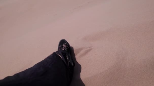 Ten Chlap Sedí Obrovské Písečné Duně Pohled Nohu Černé Kalhoty — Stock video