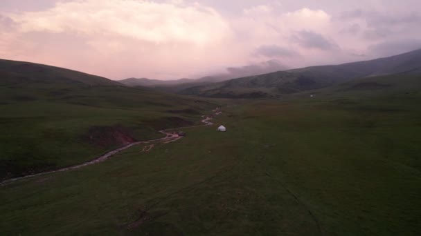Pink Purple Sunset Mountains Green Fields White Yurt Mountain River — Stock Video