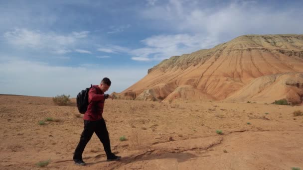 Chlápek Prochází Mezi Písečnými Rudými Horami Fouká Silný Vítr Zelené — Stock video