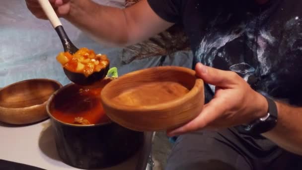 Τύπος Ρίχνει Ντοματόσουπα Ένα Ξύλινο Πιάτο Δείπνο Σκηνή Ξύλινη Κουτάλα — Αρχείο Βίντεο