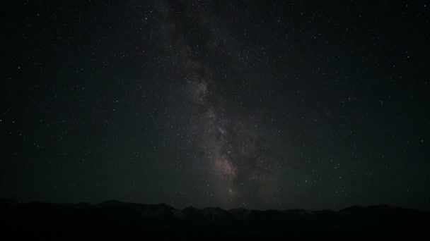 Cronologia Láctea Com Queda Estelar Perseid Vista Estrelas Coloridas Brilhantes — Vídeo de Stock