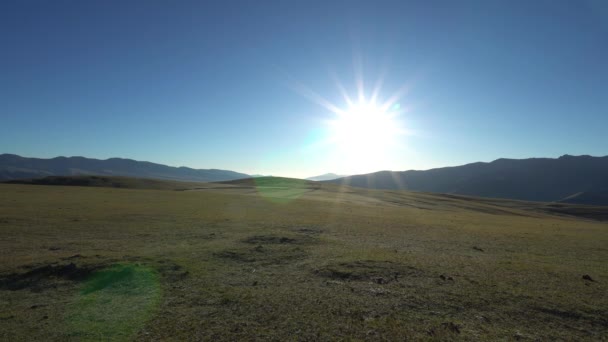 Východ Slunce Výhledem Zelené Kopce Zasněžené Vrcholky Prostorná Zelená Pole — Stock video
