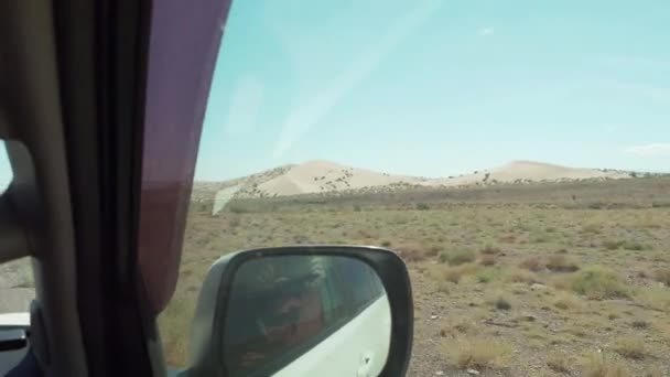 Pohled Interiéru Auta Bočním Zrcátku Bílé Auto Pohybuje Prašné Cestě — Stock video