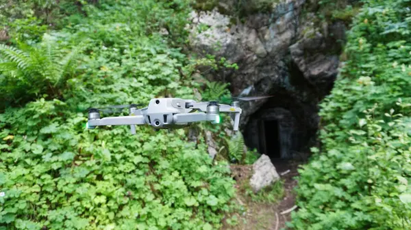 Een Quadcopter Achtergrond Van Een Groene Rotsachtige Kloof Met Ingang — Stockfoto