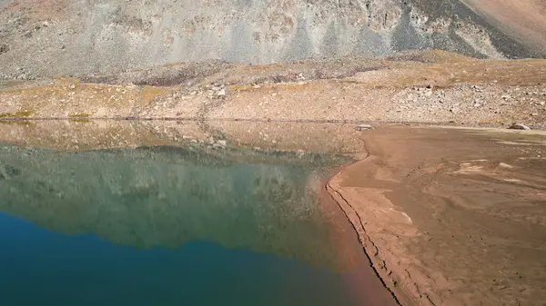 高山湖水的翡翠色 俯瞰青山湖面 映照群山 光滑透明的水 附近有一些大石头 哈萨克斯坦干草 — 图库照片