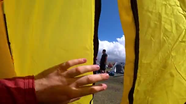 Een Man Kijkt Uit Een Tent Met Uitzicht Grote Witte — Stockvideo