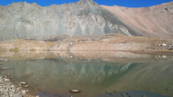 Lago Montaña Transparente Rodeado Rocas Agua Como Espejo Reflejando Las —  Fotos de Stock