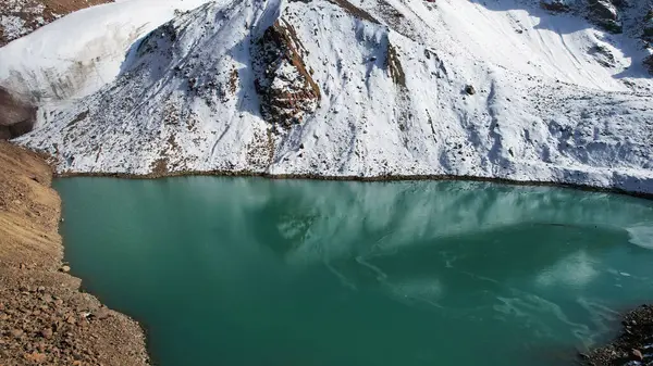 Zümrüt Suyla Kaplı Bir Dağ Gölü Bir Buzulu Ayna Gibi — Stok fotoğraf