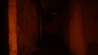 Geceleri terk edilmiş eski bir hapishane. Karanlık bir koridor. Eski püskü taş duvarlar, kapısı ve penceresi olan uzun bir koridor. Mum ve sobadan hafif turuncu bir ışık. Korku için ürkütücü bir yer..