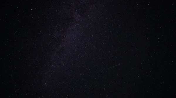 Meteorları düşen Samanyolu. Boşluk. Parlak renkli bir şerit bir göktaşının izidir. Nebula ve takımyıldızlar görülebilir. Andromeda ışıl ışıl parlıyor. Astrofotoğrafçılık