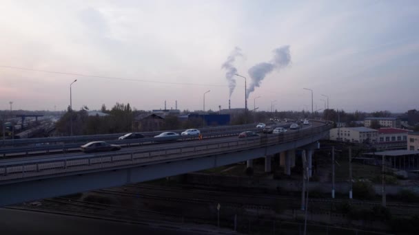 Pohled Most Projíždějící Městem Kolem Projíždějí Různá Auta Aut Náklaďáky — Stock video