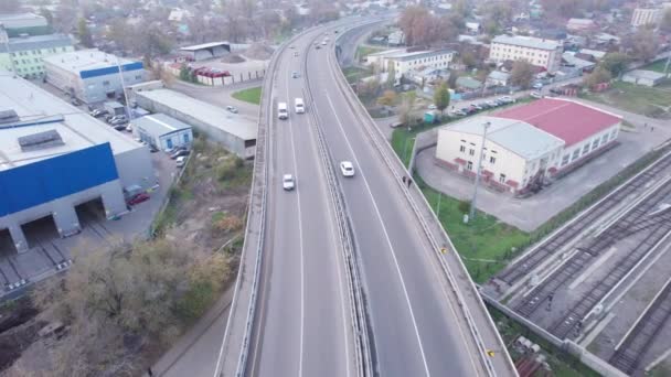 Vista Drone Ponte Que Passa Pela Cidade Passam Carros Diferentes — Vídeo de Stock