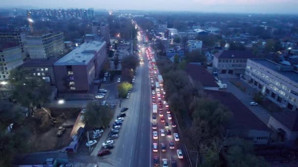 Eine Vielbefahrene Kreuzung Mit Vielen Autos Bussen Und Lastwagen Luftaufnahme — Stockvideo