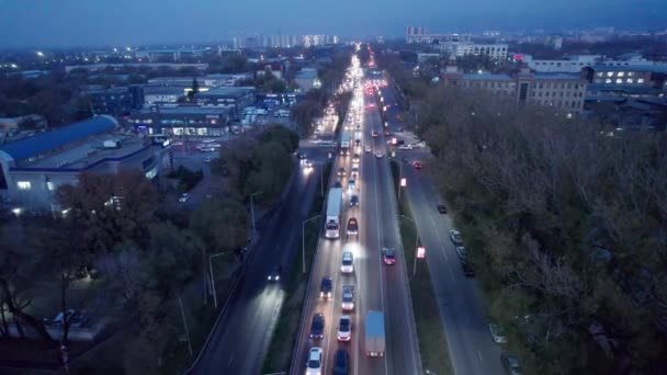 Een Drukke Kruising Met Veel Auto Bussen Vrachtwagens Luchtfoto Van — Stockvideo