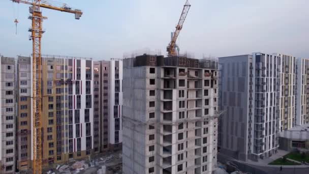 Costruzione Case Alte Vicino Alla Strada Città Almaty Nuovi Edifici — Video Stock