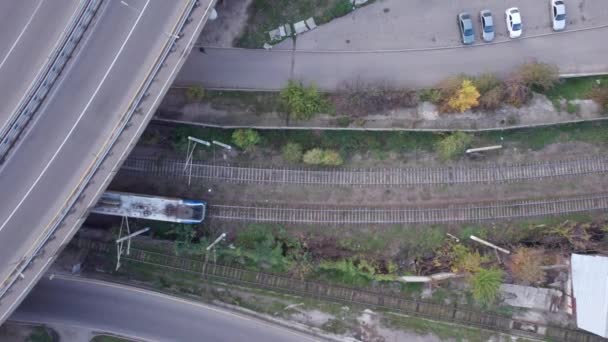 Městem Almaty Projíždí Moderní Vlak Železnice Prochází Skladišti Soukromými Budovami — Stock video