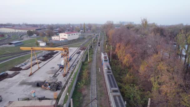 Nowoczesny Pociąg Przejeżdża Przez Miasto Almaty Kolej Przechodzi Przez Magazyny — Wideo stockowe