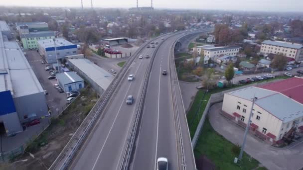 Vista Drone Ponte Que Passa Pela Cidade Passam Carros Diferentes — Vídeo de Stock