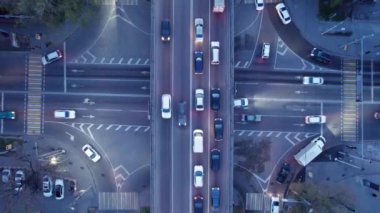 Bir sürü araba, otobüs ve kamyonla dolu yoğun bir kavşak. Gece yolundaki İHA 'nın, şehrin ve yayaların hava görüntüsü. Işıklar ve farlar parlıyor. Trafik sıkışıklığı oluştu. Almaty