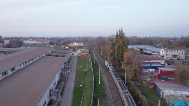 Městem Almaty Projíždí Moderní Vlak Železnice Prochází Skladišti Soukromými Budovami — Stock video