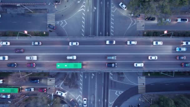 Egy Forgalmas Kereszteződés Sok Autóval Busszal Teherautóval Légi Felvétel Drónról — Stock videók