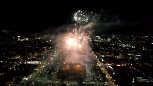 Enorma Ljusa Blixtar Från Fyrverkerier Stadens Centrum Flygfoto Från Drönare — Stockvideo