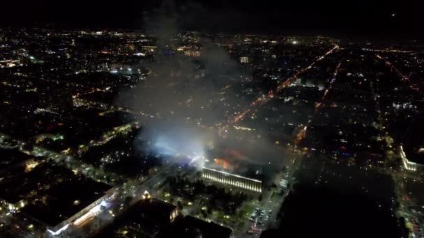 Silny Dym Fajerwerków Nad Nocnym Miastem Ulice Oświetlone Latarniami Światło — Wideo stockowe
