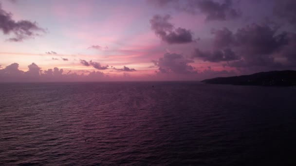 Алый Закат Видом Море Облака Последние Лучи Солнца Прорываются Сквозь — стоковое видео