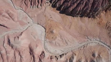 Tebeşir dağları katmanlı renkli bir turta gibidir. Suyun aktığı vadinin havadan görünüşü, beyaz tepeler ve kırmızı kenarlar. Paleontolojik çökeltiler. Yüksek kaleler, sıra dışı şekilli kayalar gibi.