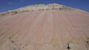 Tebeşir dağları katmanlı renkli bir turta gibidir. Suyun aktığı vadinin havadan görünüşü, beyaz tepeler ve kırmızı kenarlar. Paleontolojik çökeltiler. Yüksek kaleler, sıra dışı şekilli kayalar gibi.