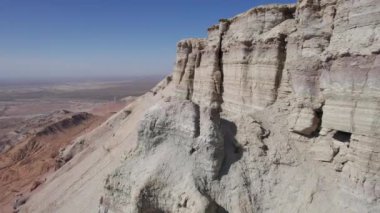 Tebeşir dağları katmanlı renkli bir turta gibidir. Suyun aktığı vadinin havadan görünüşü, beyaz tepeler ve kırmızı kenarlar. Paleontolojik çökeltiler. Yüksek kaleler, sıra dışı şekilli kayalar gibi.