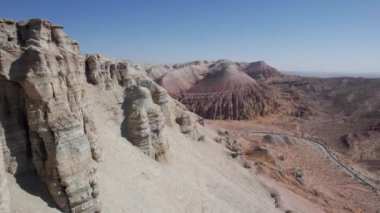 Tebeşir dağları katmanlı renkli bir turta gibidir. Suyun aktığı vadinin havadan görünüşü, beyaz tepeler ve kırmızı kenarlar. Paleontolojik çökeltiler. Yüksek kaleler, sıra dışı şekilli kayalar gibi.