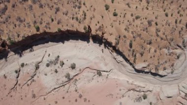 Adam tebeşir dağlarının arasında yürüyor. Suyun aktığı geçitin insansız hava aracının hava görüntüsü. Paleontolojik çökeltiler. Çeşitli kuru çalılar büyür, güneşin gölgeleri düşer. Mars