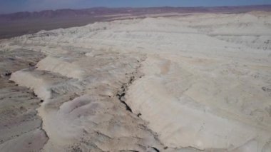 Tebeşir dağları katmanlı renkli bir turta gibidir. Suyun aktığı vadinin havadan görünüşü, beyaz tepeler ve kırmızı kenarlar. Paleontolojik çökeltiler. Yüksek kaleler, sıra dışı şekilli kayalar gibi.