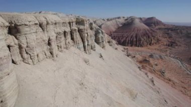 Tebeşir dağları katmanlı renkli bir turta gibidir. Suyun aktığı vadinin havadan görünüşü, beyaz tepeler ve kırmızı kenarlar. Paleontolojik çökeltiler. Yüksek kaleler, sıra dışı şekilli kayalar gibi.