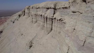 Tebeşir dağları katmanlı renkli bir turta gibidir. Suyun aktığı vadinin havadan görünüşü, beyaz tepeler ve kırmızı kenarlar. Paleontolojik çökeltiler. Yüksek kaleler, sıra dışı şekilli kayalar gibi.