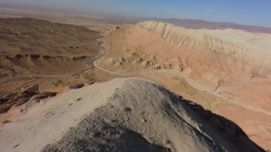Canlı aktau dağları Altyn-Emel Ulusal Parkı 'ndaki renkli yamaçları ve kayalık kanyonları ortaya çıkarıyor. Parlak güneş ışığı altındaki Kazakların vahşi doğasını sersemletiyor.
