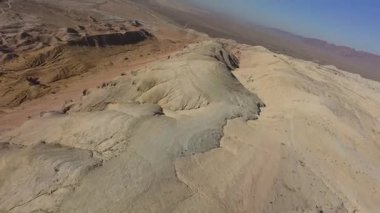 Nefes kesen hava perspektifleri, zaman ve doğa tarafından şekillendirilmiş jeolojik harikalar diyarını ortaya çıkararak, Utah çölünün canlı renklerini ve karmaşık oluşumlarını gözler önüne seriyor.