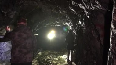 Kayaların arasında güzel bir şelale ve yeşil bir vadi. Şelalenin kenarlarında alışılmadık şekilli kahverengi taşlar var. Her yerde yeşil çalılar ve ağaçlar var..