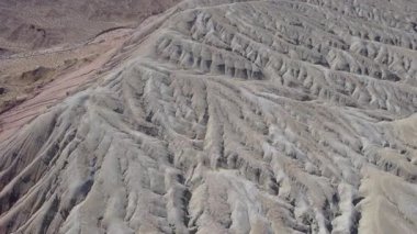 Tebeşir dağları katmanlı renkli bir turta gibidir. Suyun aktığı vadinin havadan görünüşü, beyaz tepeler ve kırmızı kenarlar. Paleontolojik çökeltiler. Yüksek kaleler, sıra dışı şekilli kayalar gibi.