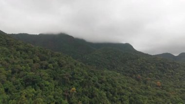 Yeşil yağmur ormanları boyunca yüzen puslu alçak bulutlar, el değmemiş gür koh chang adalarının el değmemiş el değmemiş manzarasını ortaya koyuyor.