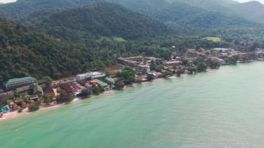 Tayland 'daki Koh Chang adası, verimli yeşil dağlar ve canlı kıyı kasabaları tarafından çerçevelenmiş beyaz kumlu sahillere nazikçe uzanan turkuaz suların nefes kesici manzarasını sunuyor.