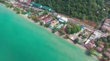 Turkuaz su rengarenk sahil binalarının yemyeşil ortamda yuva yaptığı Koh Chang adasının kumlu sahilini nazikçe dolaşarak canlı ve davetkar bir tropikal cennet yaratır.