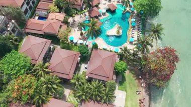 Tropikal koh chang adası, içinde yüzme havuzları, palmiye püsküllü manzaralar ve el değmemiş sahil şeridi boyunca yuva yapmış zarif bungalovlar bulunan lüks sahil tatil beldesini gözler önüne seriyor.