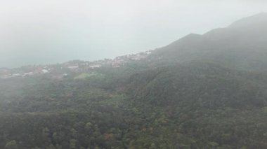 Yoğun sabah sisinden doğan Koh Chang adası, yavaş yavaş yemyeşil tropik ormanları, kıyı yerleşimlerini ve nefes kesici hava perspektifinde el değmemiş manzaraları gözler önüne seriyor.