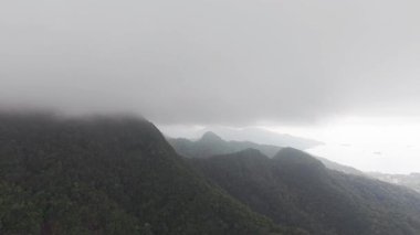 Koh Chang adasının zirveleri yemyeşil bitki örtüsü ve alçak bulutlarla kaplıdır. Ufuktaki denizi ve diğer adaları nazikçe gözler önüne serer.