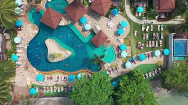 Turkuaz su, Koh Chang adasının kumlu sahillerinde nazikçe turkuaz yapar. Lüks bir tatil köyü, geniş bir yüzme havuzuyla misafirleri karşılar. Güneşli bir sahil ve yemyeşil yemyeşil bir yer.