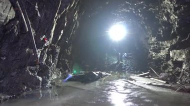 Kayaların arasında güzel bir şelale ve yeşil bir vadi. Şelalenin kenarlarında alışılmadık şekilli kahverengi taşlar var. Her yerde yeşil çalılar ve ağaçlar var..